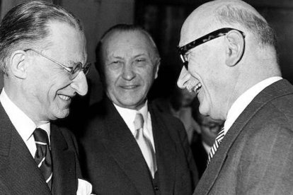 Alcide de Gasperi (izquierda de la foto) saluda a Robert Schuman (derecha) en presencia de Konrad Adenauer (centro): los «padres» de la Unión Europea, los tres católicos practicantes, no reconocerían en qué se ha convertido su criatura.