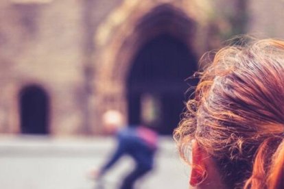 Una mujer contempla la entrada de una iglesia... ¿se atreverá a entrar?