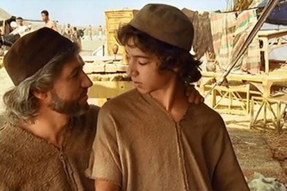 San José (Tobías Moretti, ) y Jesús, en la película «José de Nazaret» (2000).