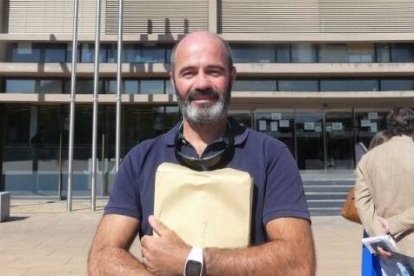 El profesor Jesús Barrón ante los juzgados, dispuesto a defender sus derechos en lo que podría ser un caso claro de cancelación woke- foto de Alcalá Hoy