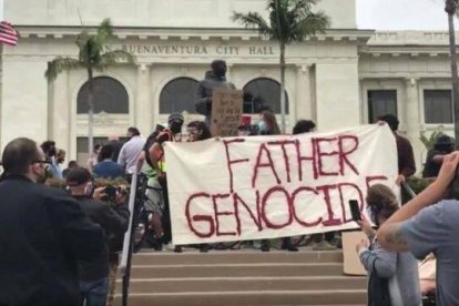 Manifestantes de Black Lives Matter se refieren a San Junípero como "el padre genocida".