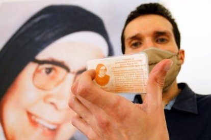 Sebastián Vásquez, con la estampita de la Madre María Berenice