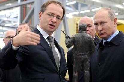 Putin con Medinsky, su nuevo encargado de establecer la verdad histórica oficial del régimen, ayudado de agentes de servicios secretos