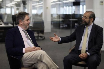 Bieito Rubido y Bullón de Mendoza comentan el nuevo diario digital El Debate, que se declara animado por la Doctrina Social católica - foto de Paula Argüelles