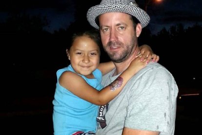 Scott con Neveah, la niña que revolucionó su corazón y lo preparó para el gran cambio que traería a su vida el cáncer.