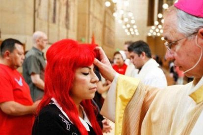 Una joven recibe la unción de los enfermos