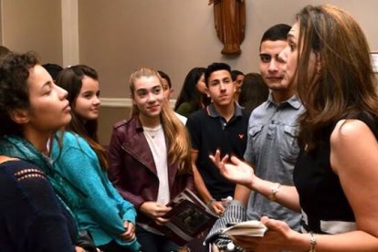Rhonda Gruenewald (a la derecha de la foto) conversa con algunos jóvenes en uno de sus talleres vocaciones. Foto: Chris Sheridan.