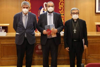 De izquierda a derecha Manuel Bustos, Alfonso Bullón de Mendoza y monseñor Luis Argüello / CEU