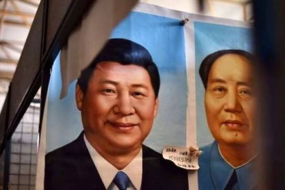 La iconografía del régimen comunista chino vincula cada vez más las figuras de Xi Jinping y Mao Tse Tung. Foto: Afp.