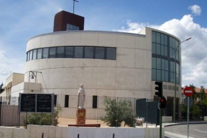 La parroquia de María Virgen Madre, en Madrid, es el lugar de referencia para los Franciscanos de María y una iglesia particularmente activa, nutrida y generosa.