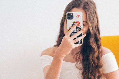 A la edad a la que muchos niños y adolescentes disponen ya de móvil carecen de madurez y criterio para regular el papel que tiene en su vida y para advertir sus riesgos. Foto (contextual): Laura Chouette / Unsplash.