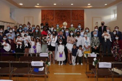 La celebración por los bautizos de los 14 bebés fue presidida por el obispo Reig Pla