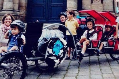 Benoit y Alix Poidevin con sus hijos Sixte, y François-Xavier y otros niños, durante su viaje para difundir las 3 Avemarías. Foto: Facebook.