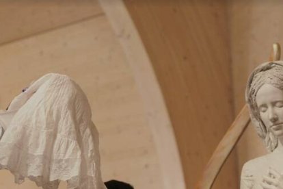 El sacerdote José Pedro Manglano en una adoración junto a una imagen de la Virgen de Iesu Communio