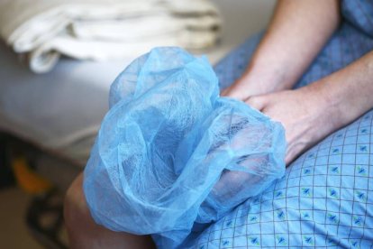 La eutanasia cambia completamente la perspectiva social sobre las personas: ya no valen por sí mismas, hay un momento en el que es legítimo matarlas o que se maten porque la ley establece que ya no valen. Foto (contextual): Sharon McCutcheon   / Unsplash.