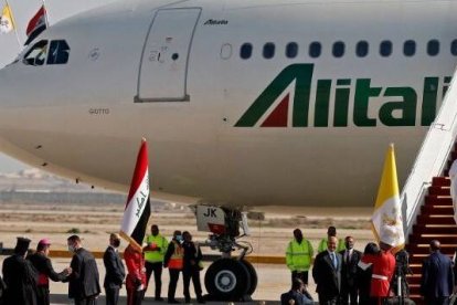 El Papa Francisco sube las escaleras del avión que lo lleva de Bagdad a Roma