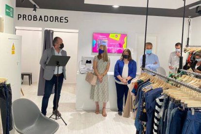 Generar empleo, dignificar la forma de recibir la ropa y la sostenibilidad son los principales objetivos de la cadena textil de Cáritas que acaba de aterrizar en Alicante.