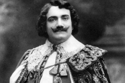 La popularidad del tenor Enciro Caruso en su tiempo fue tan extraordinaria, que cuando se cumple un siglo de su muerte su nombre sigue encarnando emblemáticamente la grandeza de la ópera.