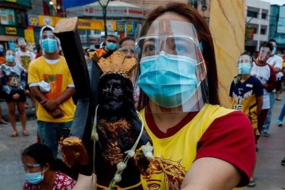 Católica filipina con una imagen del Nazareno Negro, durante la celebración de ayer