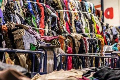 Moda Re-, la cooperativa de Cáritas, ya da trabajo a cientos de personas.