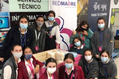 Alumnas del colegio Alegra de Las Rozas, en una campaña de apoyo a Red Madre