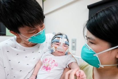 Conseguir 200.000 dólares, un récord Guinness, dosis médicas desconocidas y tallas de pañales que no existen son algunos de los retos a los que se enfrentó la bebé más pequeña del mundo, Kwek Yu Xuan al nacer con 25 semanas.