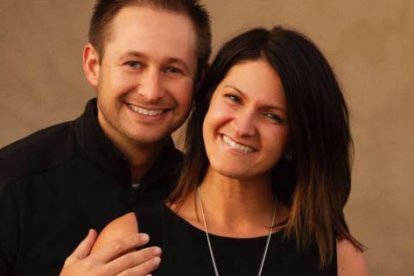 Ashlee Rickert y su marido Josh, padres del niño enfermo fallecido a los 5 años