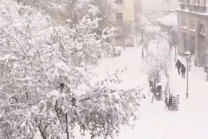 La nevada causada en el centro y este de España por la borrasca Filomena después de Reyes dejó escenas nunca vistas en Madrid en el último medio siglo. Foto: Televisa.