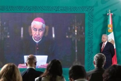 El cardenal Rogelio Cabrera, arzobispo de Monterrey y presidente de la conferencia episcopal mexicana, lee ante el presidente Andrés Manuel López Obrador la carta del Papa con motivo del bicentenario de la independencia del país.