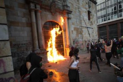 Feministas violentas intentan quemar la iglesia de San Francisco en Bogotá el 8 de marzo de 2021