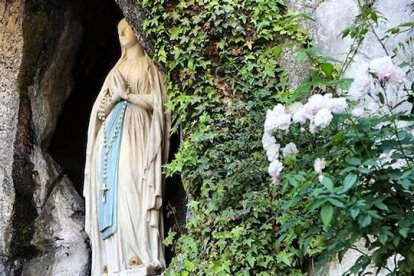 En Lourdes todo es expresión de fe, desde las curaciones y peregrinaciones a los pequeños «souvenirs».