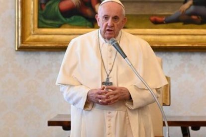 El Papa Francisco en la audiencia general retransmitida desde la biblioteca