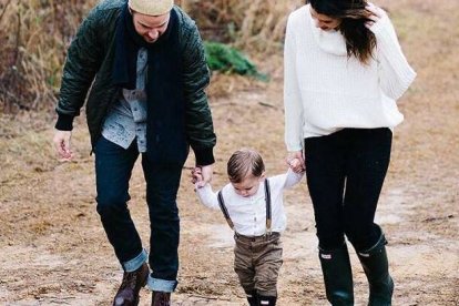 Padre, madre e hijo... el niño crece en la complementariedad hombre y mujer, un equilibrio muy especial - foto Unsplash