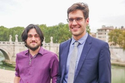 Luiz Henrique Marques, director de fotografía y, con corbata, Gustavo Brinholi, guionista y músico, autores de la hermosa película Human Life