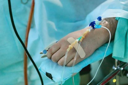 ¿Quién, cuándo y cómo pone la inyección letal? La ley de eutanasia española aprobada en marzo entra en vigor el 25 de junio y los protocolos previstos en la propia ley para su aplicación no han llegado a los profesionales.