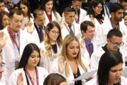 Una ceremonia de juramento hipocrático en una universidad - la Asociación Médica Mundial ha reiterado que la eutanasia es contraria a la ética médica