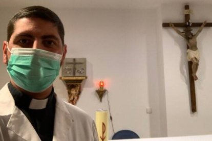 Manuel Rodríguez, capellán en un hospital de Córdoba, España - los capellanes acompañan a enfermos y sanitarios en la enfermedad y cercanía de la muerte