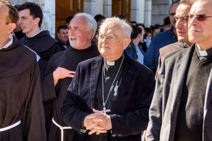 Monseñor Hoser, junto a los franciscanos de Medjugorje.