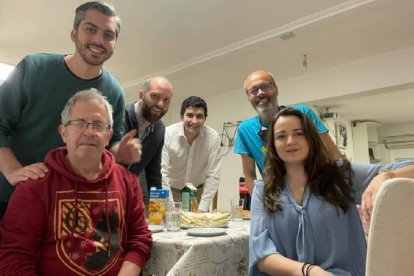 Fernando, el tercero por la izquierda, relata su experiencia en un Hogar Lázaro