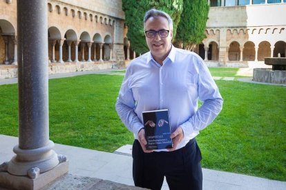 Albert Cortina, en el claustro del monasterio de Sant Cugat del Vallés (Barcelona). Foto: Gabriel González de la Torre.