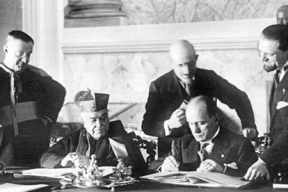 Benito Mussolini y el cardenal Pietro Gasparri firmaron los Pactos de Letrán el 11 de febrero de 1929, dando origen al actual status de la Ciudad del Vaticano.