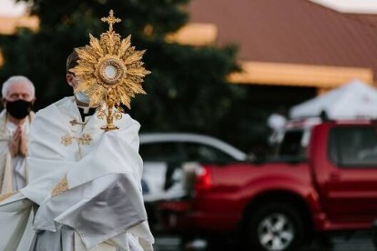 Una procesión en la calle con el Santísimo Sacramento en pandemia... Dios pide a sus hijos que colaboren en hacerlo visible, en llegar a todos - foto en Unsplash de Jacob Bentzinger