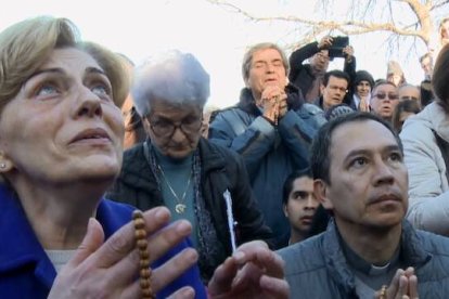 Mirjana Soldo, una de las videntes de Medjugorje, rodeada de peregrinos en una de las apariciones. Captura de «Medjugorje, la película».