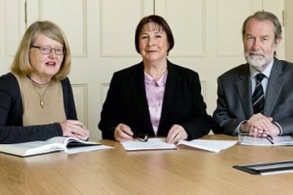 El comité investigador de las casas para madres solteras en Irlanda - la profesora Mary E. Daly, la juez Yvonne Murphy y el doctor William Duncan