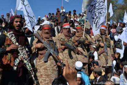 Con la mitad de las capitales provinciales en su poder, los talibanes aterrorizan a los cristianos y "regalan" niñas a los guerrilleros.