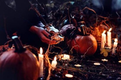 Los maleficios pueden afectar a personas que no son conscientes de ellos si facilitan la actuación del demonio con una vida de pecado o coqueteando con el ocultismo. Foto: Freestocks / Unsplash.