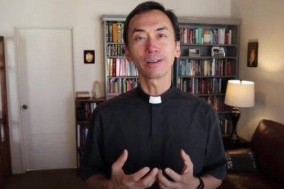 Quan Tran era fiscal del distrito, tenía dinero, buena casa, coche, perros, salía con chicas... pero ellas lo pusieron a rezar