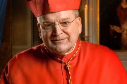 El cardenal Burke, hospitalizado tras contagiarse de Covid-19 y asistido por un ventilador.