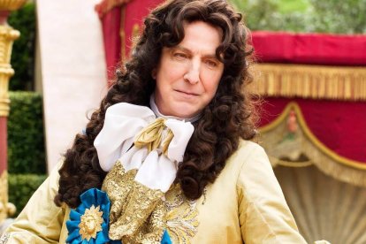 Alan Rickman interpretó a Luis XIV en «Un pequeño caos» (2014), dirigida por él mismo.