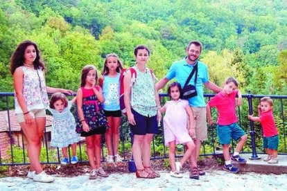 Los Palacios Francés, con seis de los hijos y una amiga de la familia, en una zona natural en Hungría